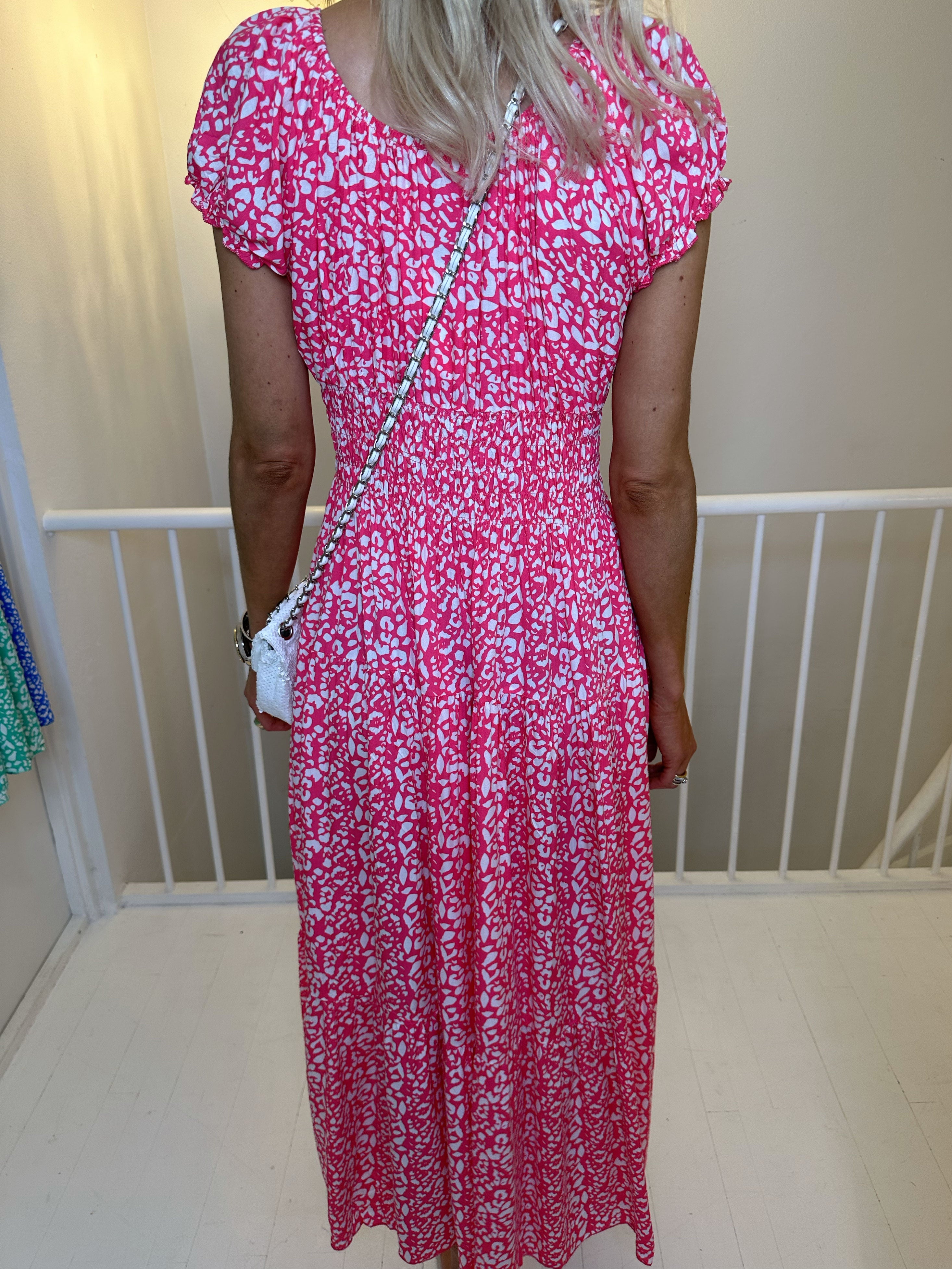 Finalia Pattern - Lang sød kjole med elastik talje og hvidt print